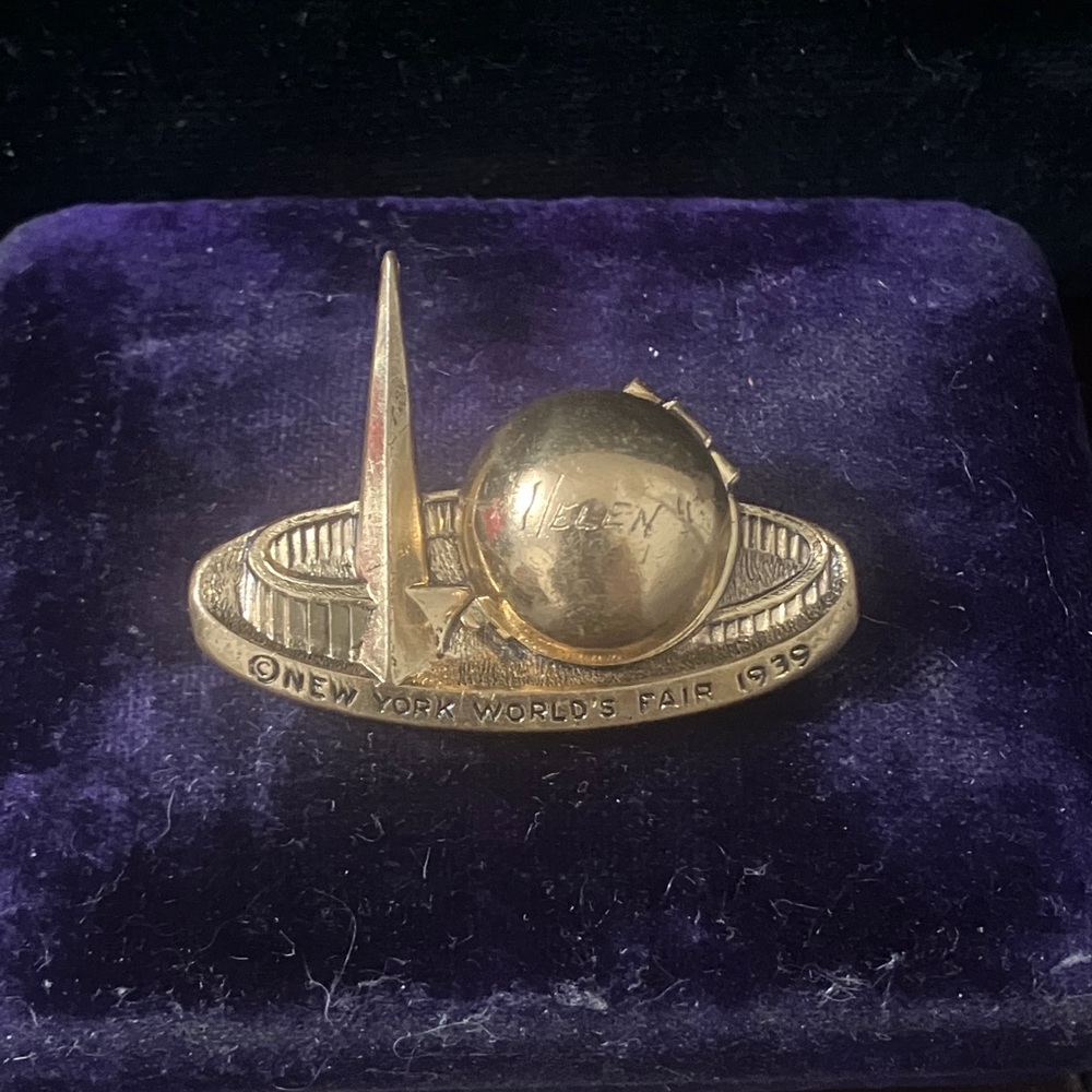 Vintage 1939 New York World's Fair Gold-tone Locket Brooch Engraved "Helen"